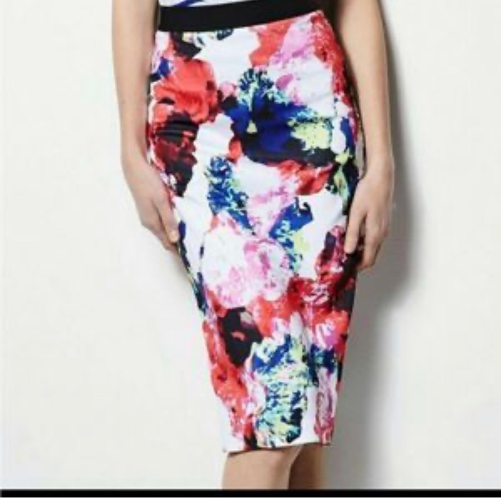 Bebe skirt flower print Sz Mp. #392